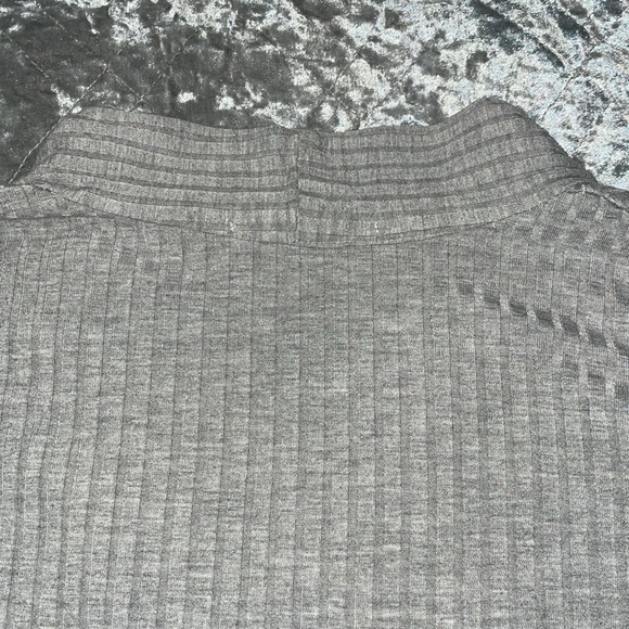 Carly Jean Los Angeles Scarlett Fitted Heather Gray V neck Top- Size Large - Picture 10 of 10